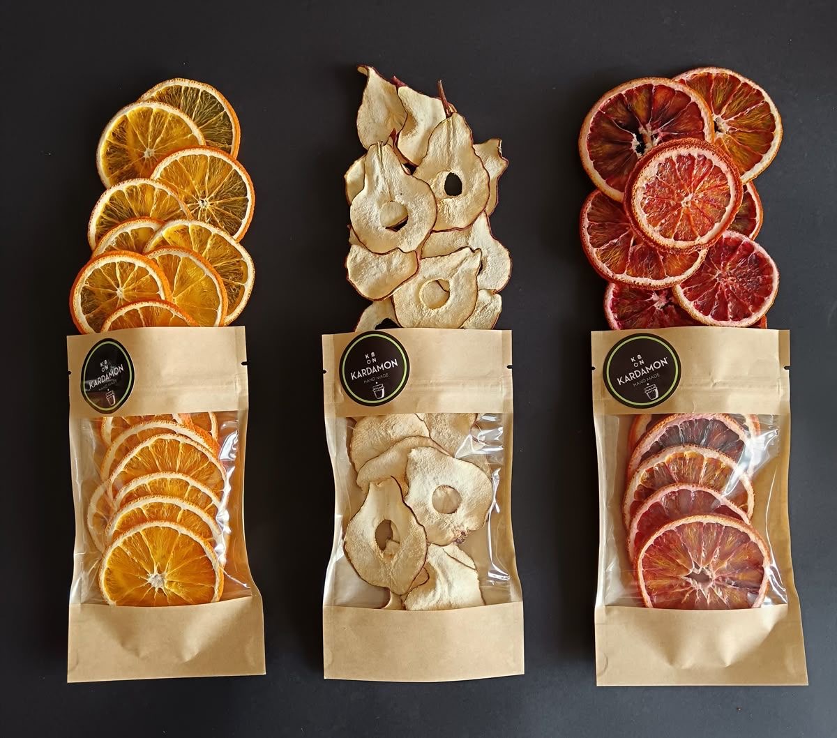 Thành phẩm trái cây sấy đóng gói thủ công mang về